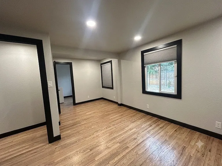 2028 Oriole Ave — Photo 11