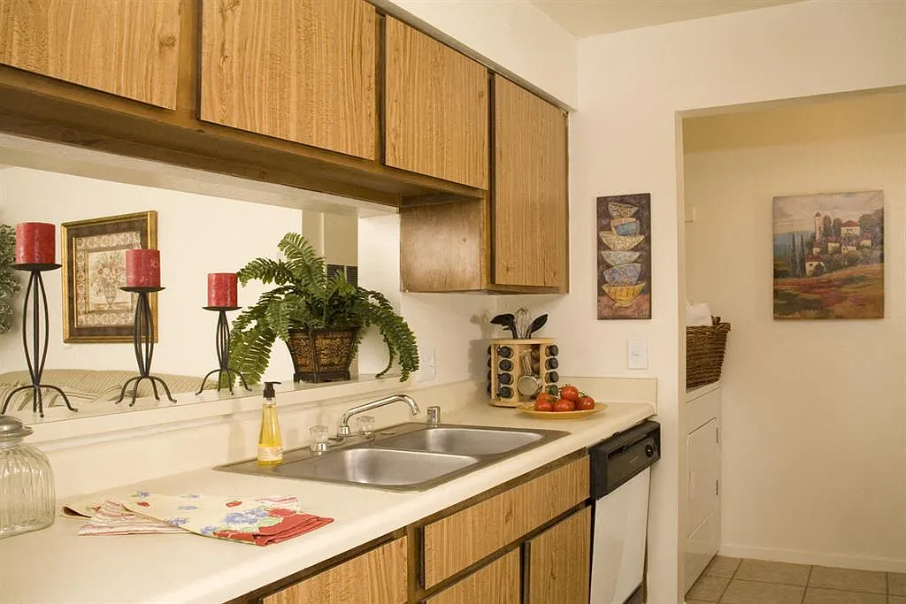 Aviare Place Apartments — Photo 4
