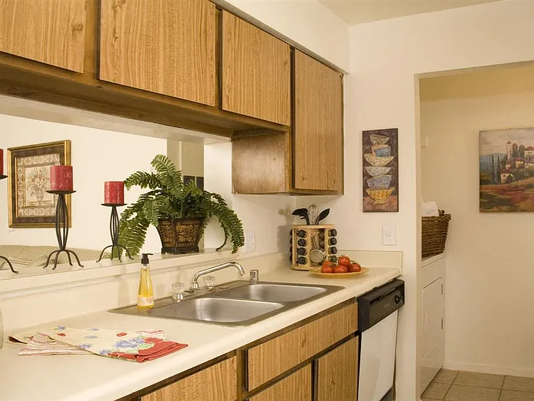 Aviare Place Apartments — Photo 4
