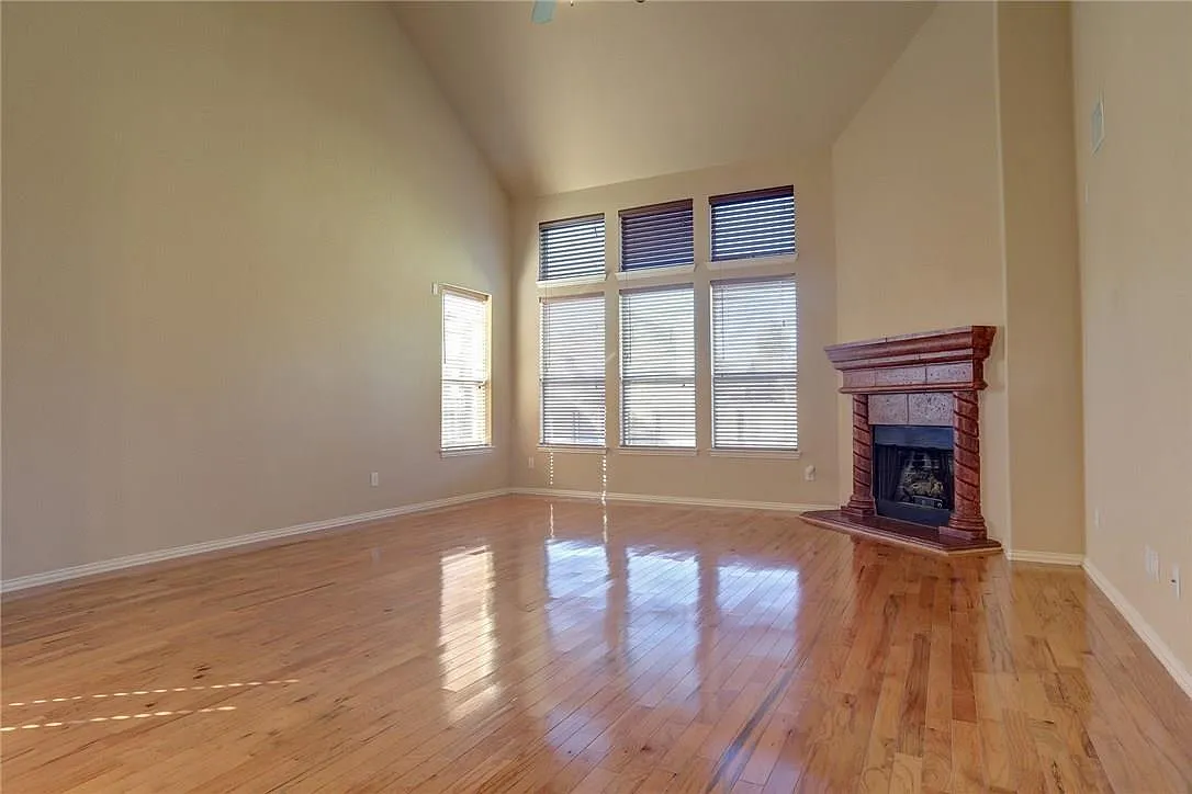 4 bed, 3.5 bath, 3489 sqft, $2,895 — Photo 2