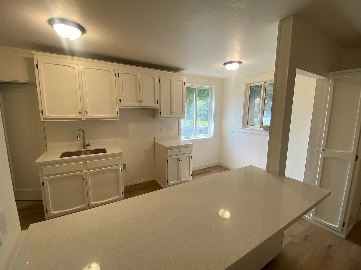 Kitchen - 438 Boyes Blvd