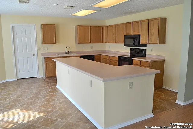 3 bed, 2.5 bath, 2537 sqft, $1,950 — Photo 2