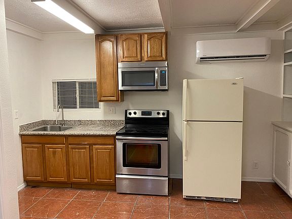 3rd image of 636 W G St APT 4