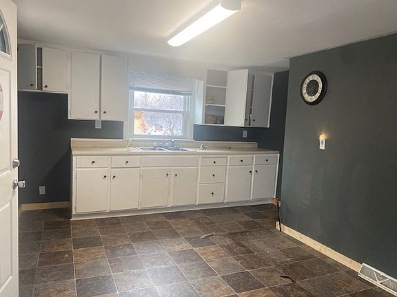 4th image of 215 W 5th St