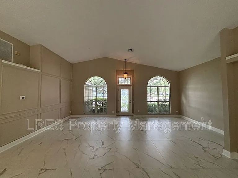 1028 Kerwood Cir — Photo 3