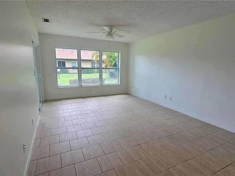 4624 SE 6th Ave #1G — Photo 4