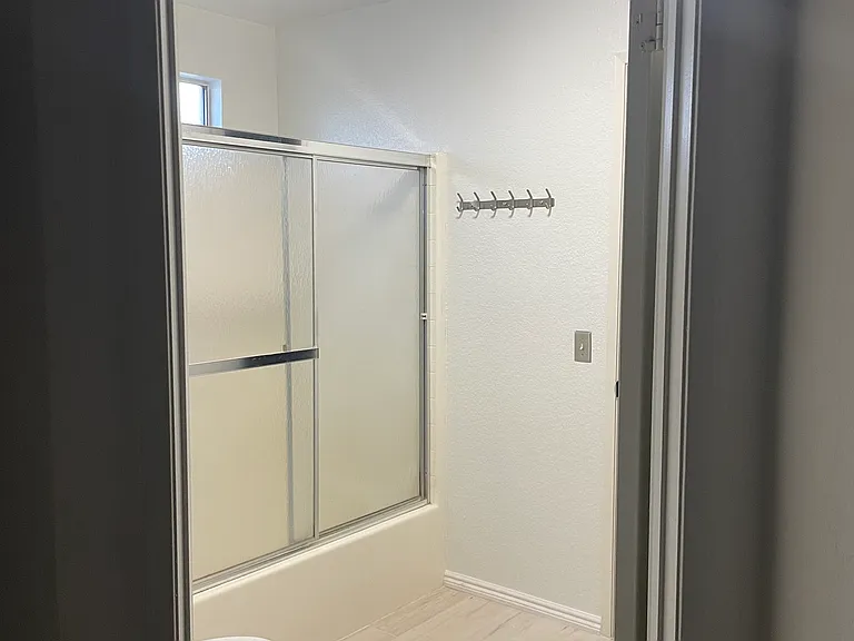 Shared Bathroom with both upstairs bedrooms
