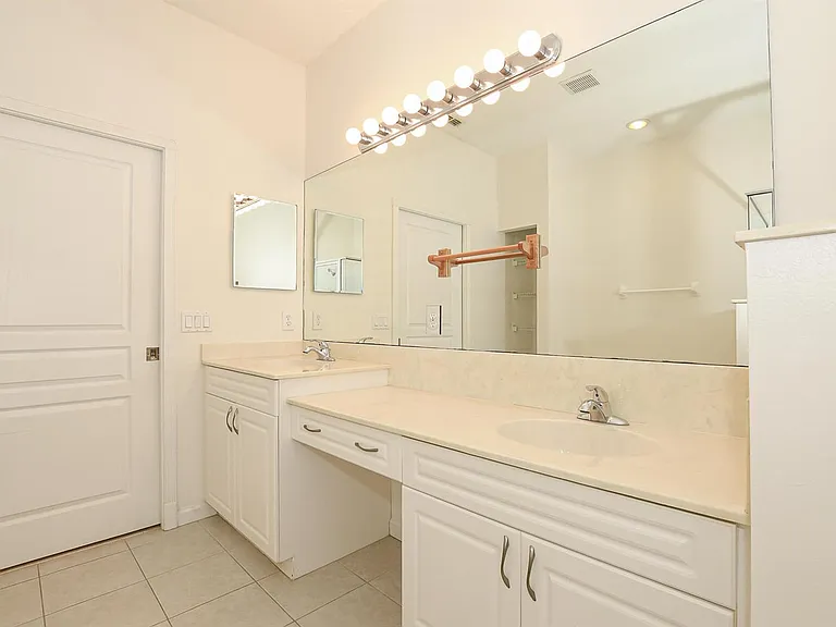649 NE Bent Paddle Ln — Photo 24
