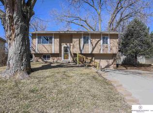 8242 Walnut Ln, Ralston, NE 68127