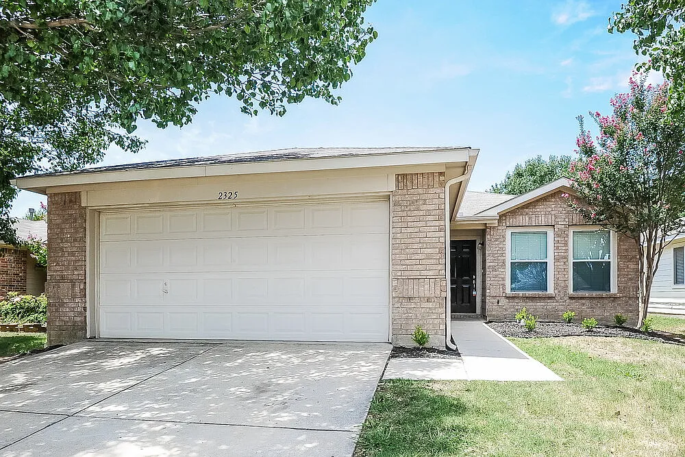 3 bed, 2.0 bath, 1477 sqft, $2,040 — Photo 1