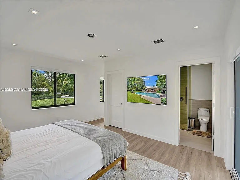 5705 SW 60th Ave — Photo 18