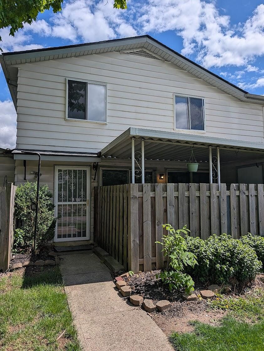 Listing photo 2 for 2440 Burgandy Ln #B