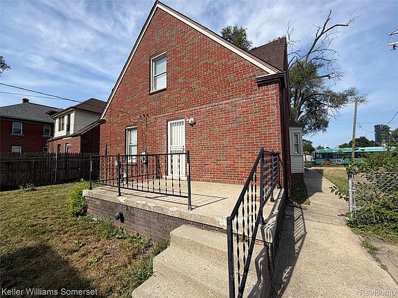 2nd image of 16936 Fairfield St