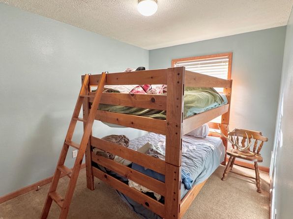 409 17th Ave NW, Hettinger, ND 58639