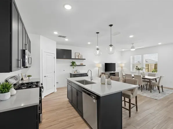 556 Day Station Dr, Dayton, TX 77535