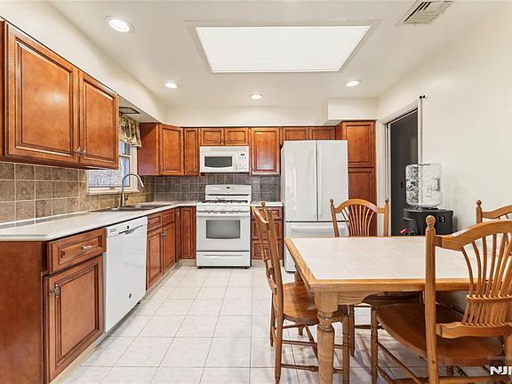 5th image of 60 White Oak Rd