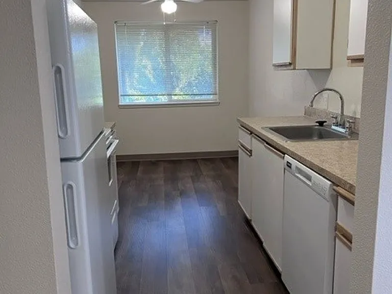 154-Sandy Dr Apts — Photo 32