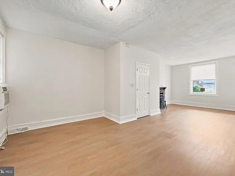 529 N Clayton St — Photo 5
