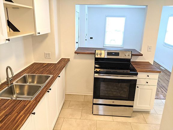 Open layout, with Eat-in Bartop