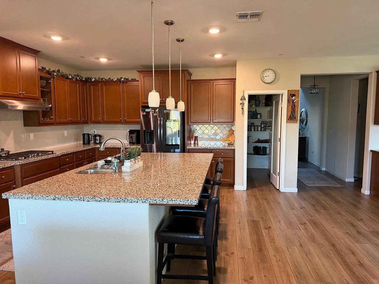 5 bed, 3.5 bath, 3331 sqft, $4,699 — Photo 3