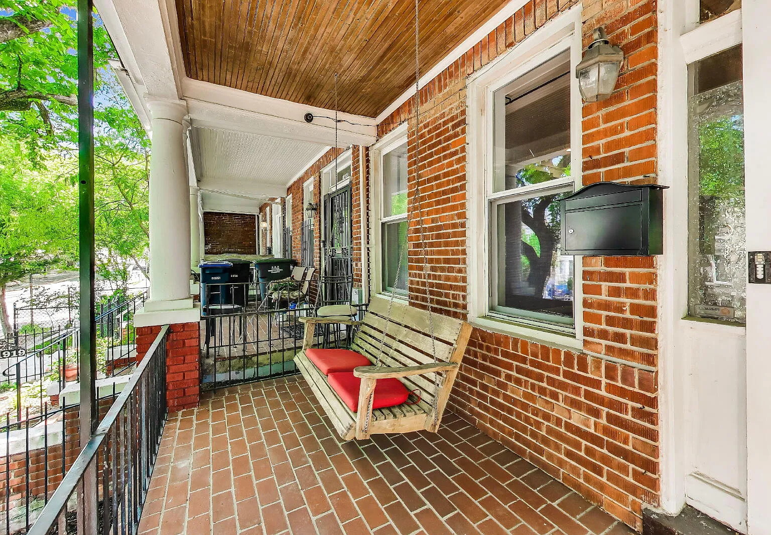 3 bed, 3.0 bath, 1800 sqft, $4,500 — Photo 2