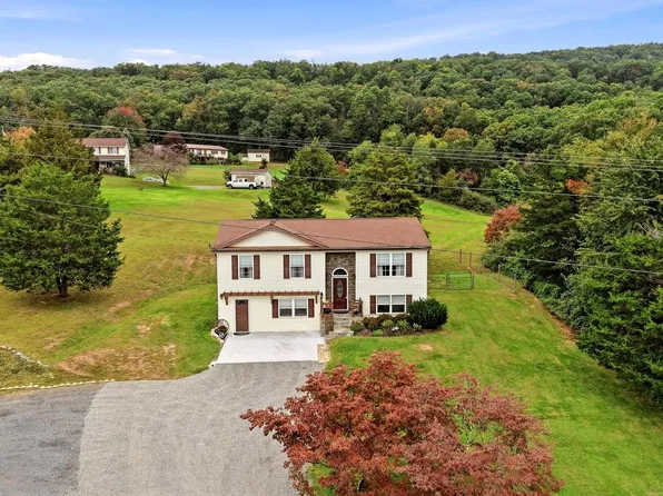 8 Scenic View Ln, Paw Paw, WV 25434