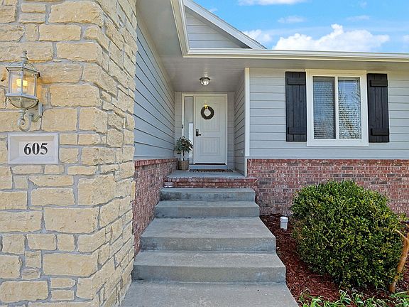 3rd image of 605 W Point Cir