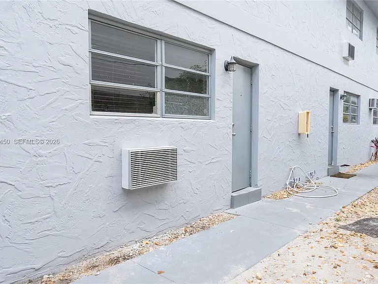 715 NE 6th St #3 — Photo 14