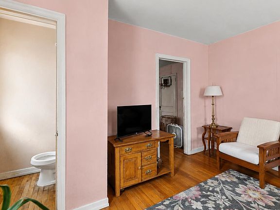 5th image of 217 E Glenwood Ave