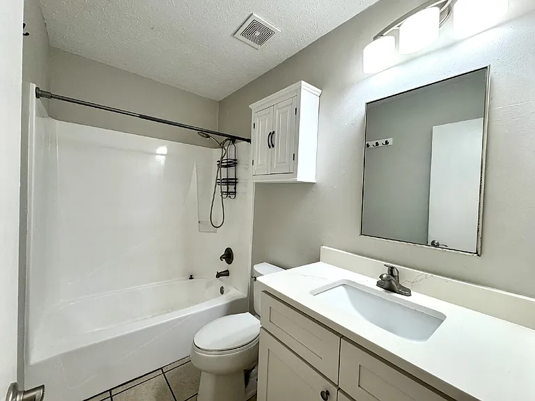 2509 W 10th St #D — Photo 6