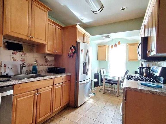 3rd image of 7630 Park Ln S