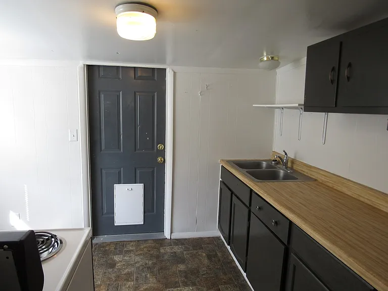 741 1/2 N Lincoln St — Photo 9