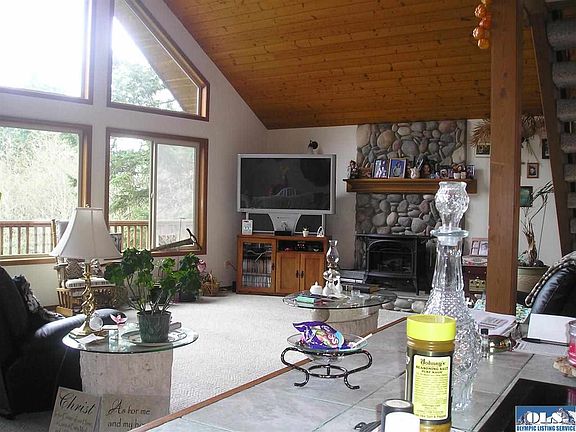 3rd image of 1066 Tamarack Ln