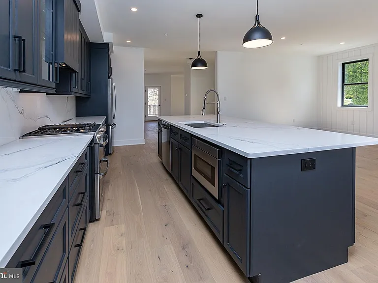 981 Henry Ave — Photo 23