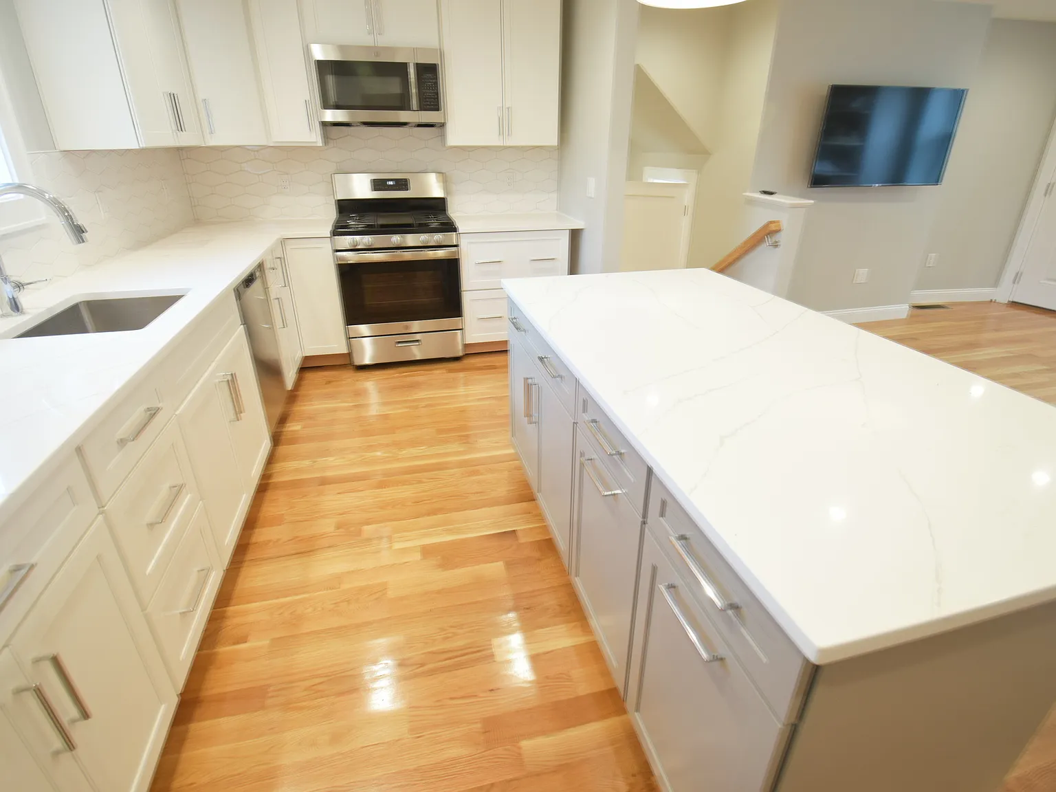 5 bed, 1800 sqft, $5,999 — Photo 1