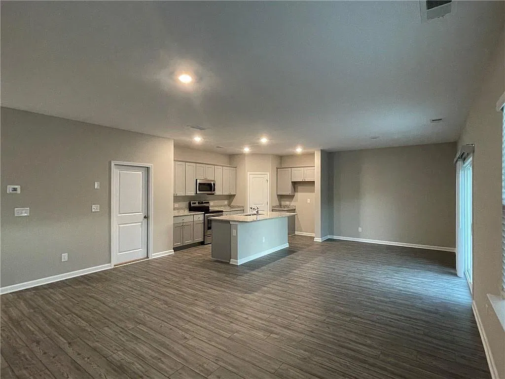 4 bed, 2.5 bath, 1928 sqft, $1,990 — Photo 3
