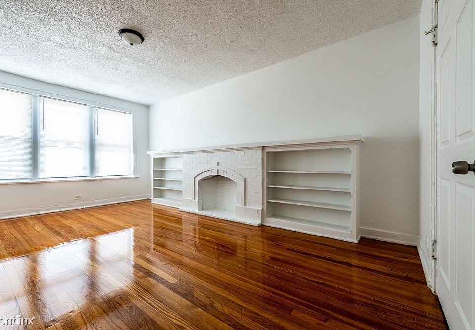 7800 S Jeffery Blvd 1949-3 Apartments Chicago Living Room_02