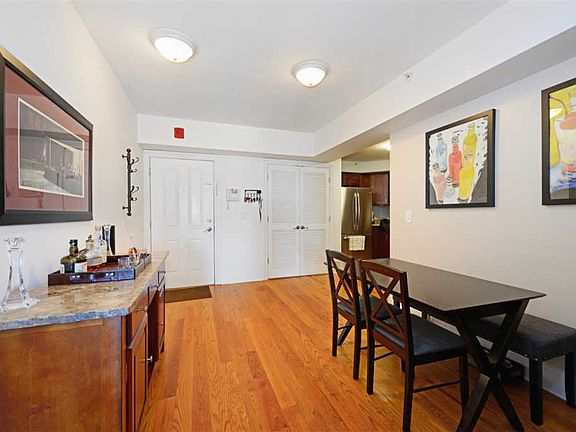 4th image of 809 22nd St APT 504