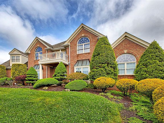 4th image of 33 Hawthorne Ln