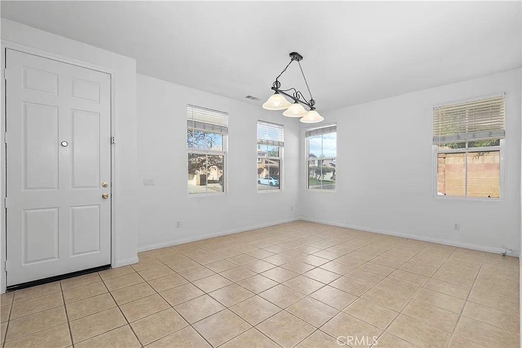 4 bed, 2073 sqft, $2,980 — Photo 3