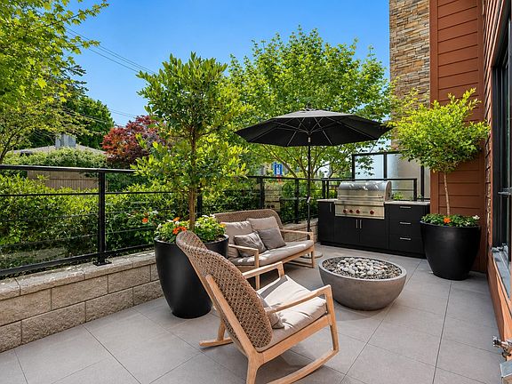 3rd image of 1055 Ridgewood Dr #102