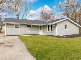 121 Queenswood Rd, Bolingbrook, IL 60440