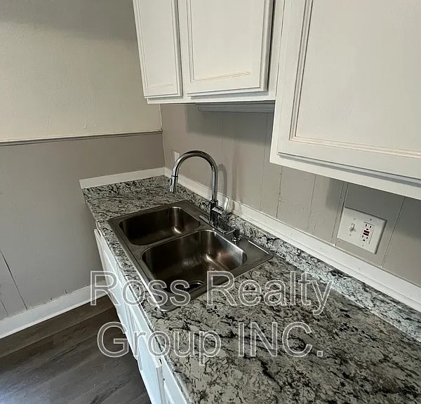 1121 Delence St — Photo 13