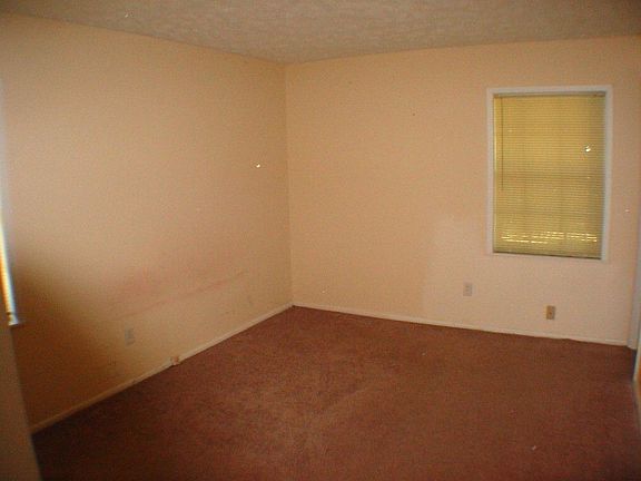Master Bedroom/Access to 1/2 Bath