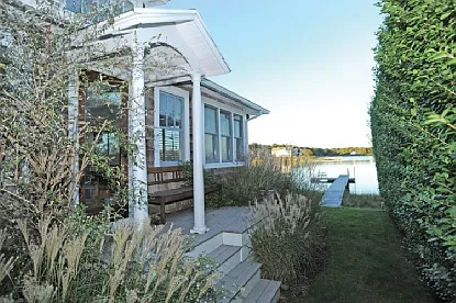 Stunning Waterfront Cottage — Photo 2