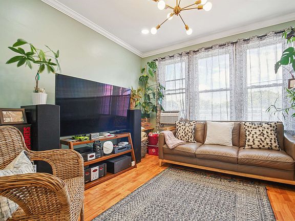 4th image of 133 Roosevelt Ave