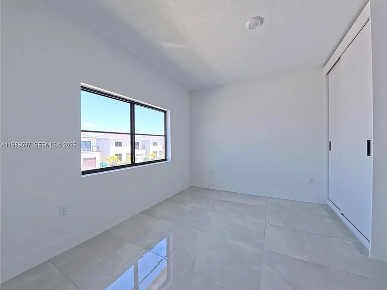 1374 NW 1st St — Photo 18