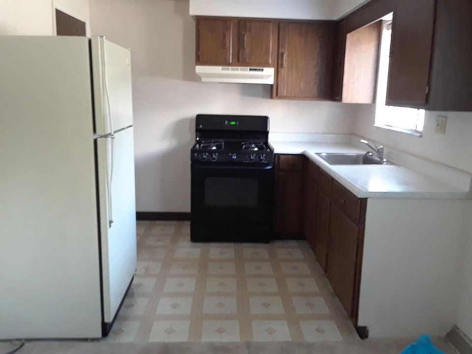 equip kitchen- gas range and large 18 cf refrigerator