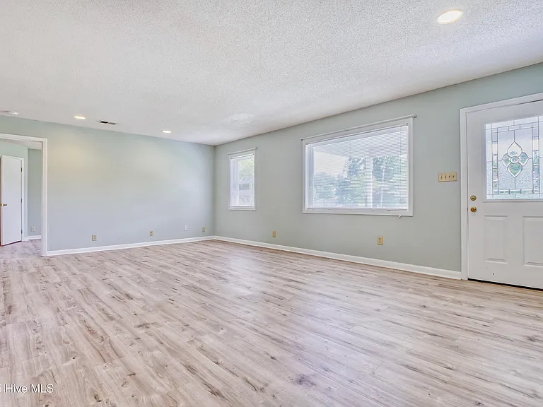 665 Hughes Rd — Photo 10