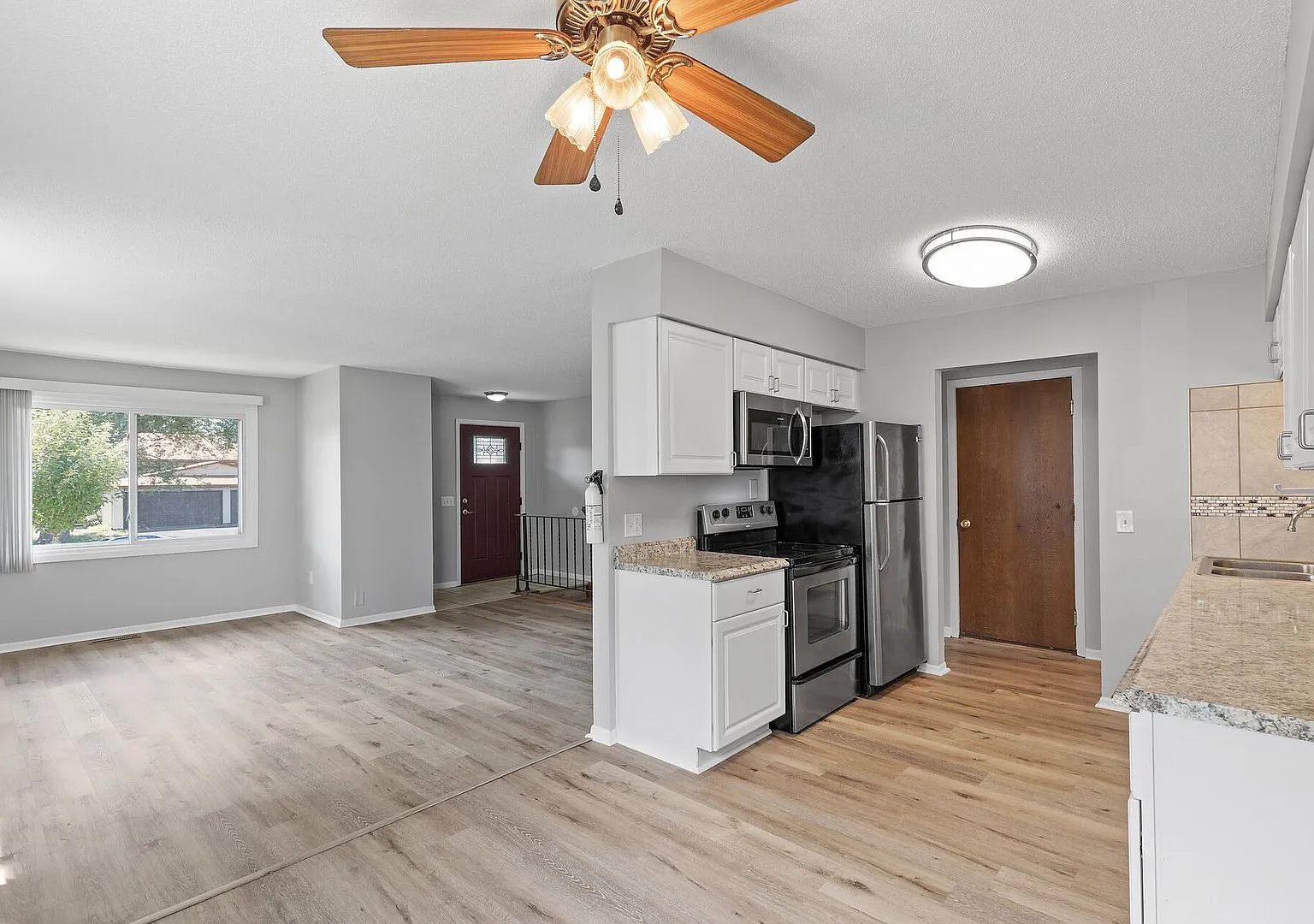 Spacious Duplex in Brooklyn Park — Photo 2